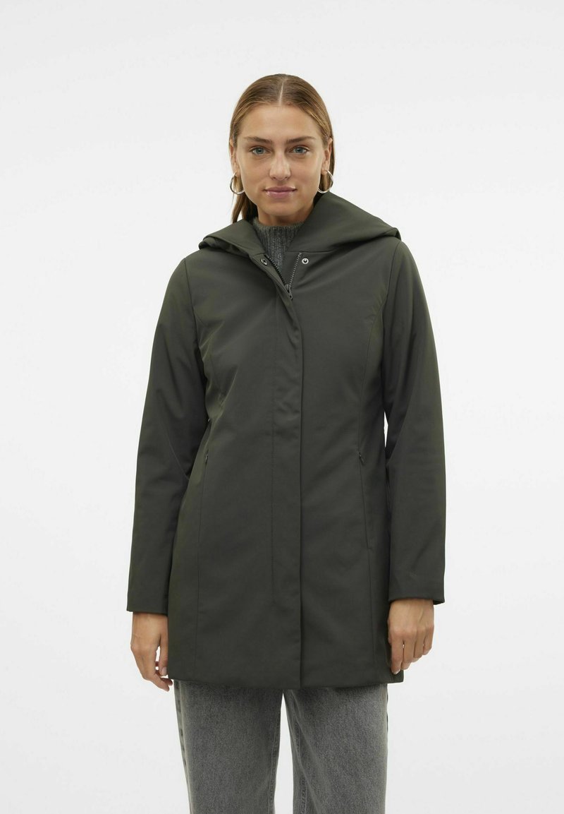 Chaqueta verde impermeable con capucha, cremallera frontal, bolsillos laterales y un forro interior texturizado, que presenta un corte recto y un diseño minimalista.
