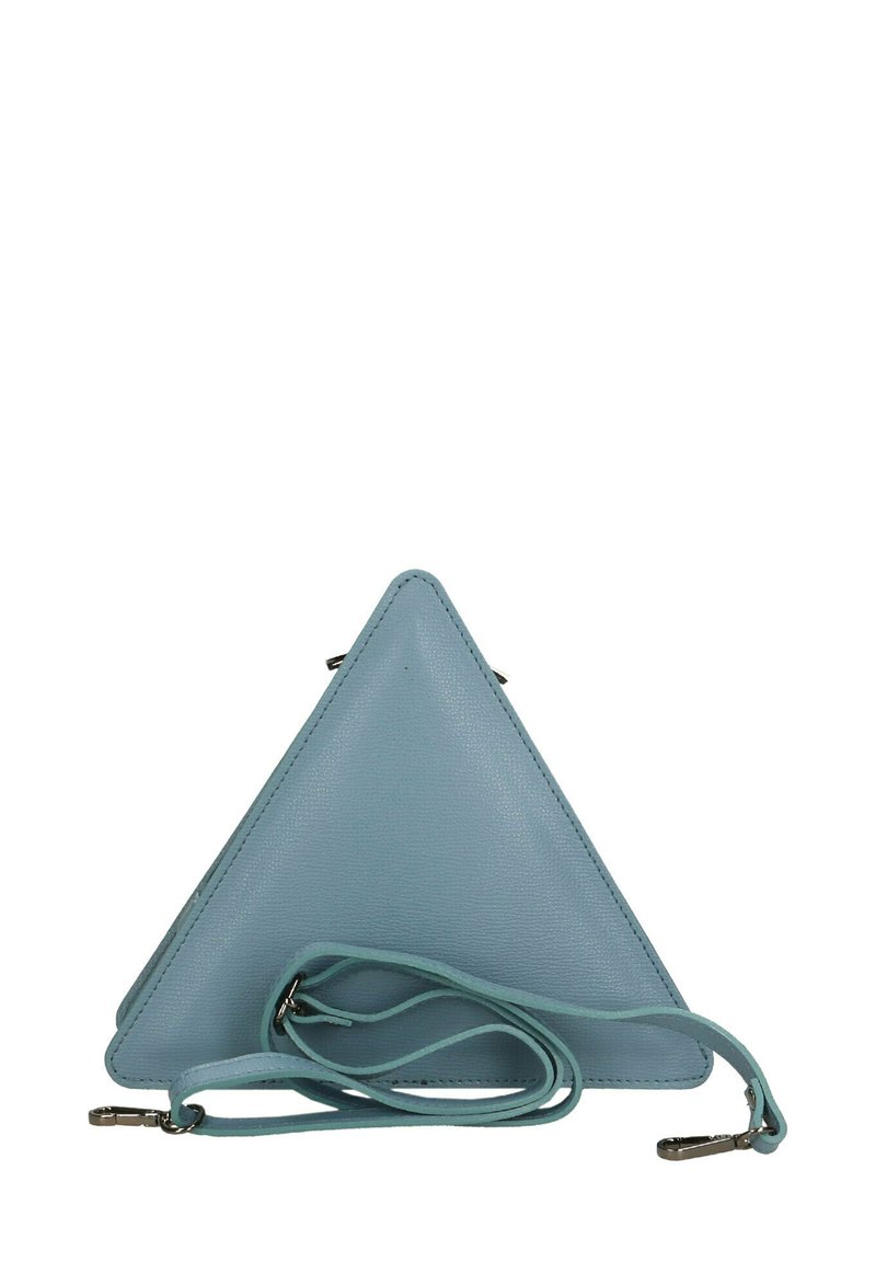 Borsa a tracolla triangolare di colore azzurro chiaro realizzata in materiale sintetico testurizzato, con tracolla abbinata staccabile e chiusura a morsetto in metallo.