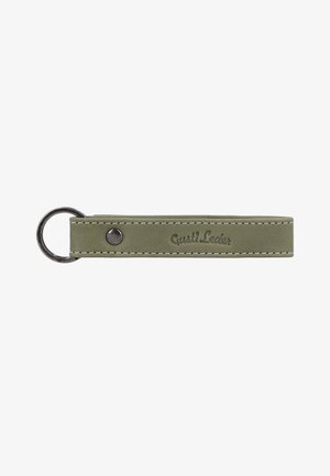 Olivgrüner Leder-Schlüsselanhänger mit weißer Naht, Metallring, Niet und "Gusti Leder" Prägung auf einer Seite.