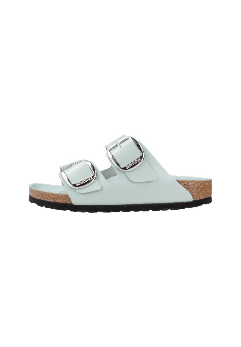 Sandali slide azzurro chiaro con due fibbie argentate regolabili, plantare in sughero e suola in gomma nera. Finitura liscia e design minimalista.