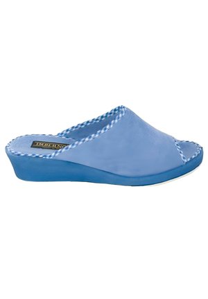 Zapatilla de cuña azul claro con punta abierta, borde a cuadros y suela acolchada diseñada para la comodidad en interiores.
