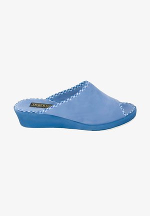 Zapatilla de cuña azul claro con punta abierta, borde a cuadros y suela acolchada diseñada para la comodidad en interiores.