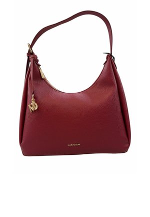 Borsa a spalla in pelle rossa con texture liscia, design curvo e dettagli in metallo dorato. Presenta una chiusura con zip e un logo distintivo.