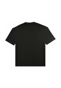 Απλό μαύρο κοντομάνικο T-shirt, απλωμένο επίπεδα, που δείχνει την πίσω πλευρά σε λευκό φόντο.