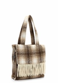 Bolso de cuadros marrón y crema con textura de tela suave, asas largas, detalle de flecos a lo largo de la solapa y un pequeño colgante metálico en el lateral.