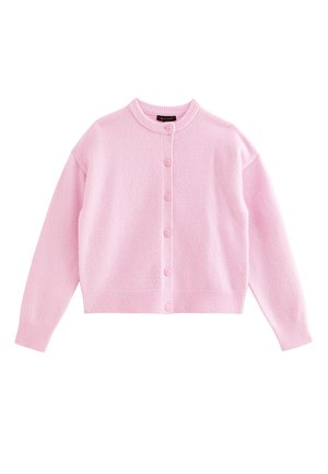 Różowy sweter na drutach z okrągłym dekoltem, zapinany na guziki z przodu, z prążkowanymi mankietami. Miękka tekstura, lekko skrócony fason i proste zdobienia na guzikach.