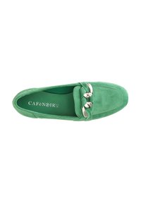 Scarpa slip-on verde in suede con punta arrotondata, caratterizzata da un accento decorativo in hardware argento sulla tomaia e una soletta verde.