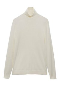 Kremowy sweter z długim rękawem i golfem, z żebrowanym wykończeniem mankietów i dołu, prezentowany na neutralnym tle.