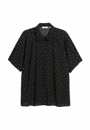 Czarna koszula z krótkim rękawem z kołnierzykiem, z guzikami na przodzie i rozproszonymi białymi kropkami na tkaninie. Gładka faktura.