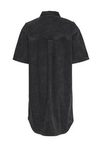 Camisa de manga corta en denim negro desgastado, con cuello clásico, pliegue en la parte posterior y dobladillo curvo. Diseño limpio sin patrones o acentos visibles.