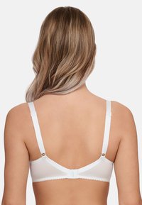 Weißer BH mit verstellbaren Trägern, glattem Stoff, gewellten Kanten und Hakenverschluss auf der Rückseite, der ein minimalistisches Design zeigt.