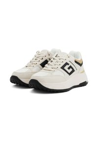 Baskets blanches et noires en matériaux synthétiques et mailles, avec une semelle texturée, des lacets et une touche dorée sur le talon.