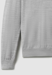 Hanorac gri dintr-un material moale și texturat. Prezintă un guler rotund și manșete striate. Design simplu și minimalist.