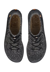 Czarne i szare dziane buty z teksturowanym wzorem, z czarnymi sznurówkami, gumową podeszwą i wkładką z wełny merino. Widoczne pomarańczowe akcenty.