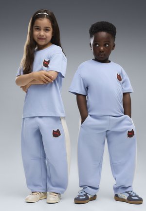 Puma, IMAGINARY FRIEND RELAXED BADGE T-SHIRT UNISEX - Printtipaita - chambray blue