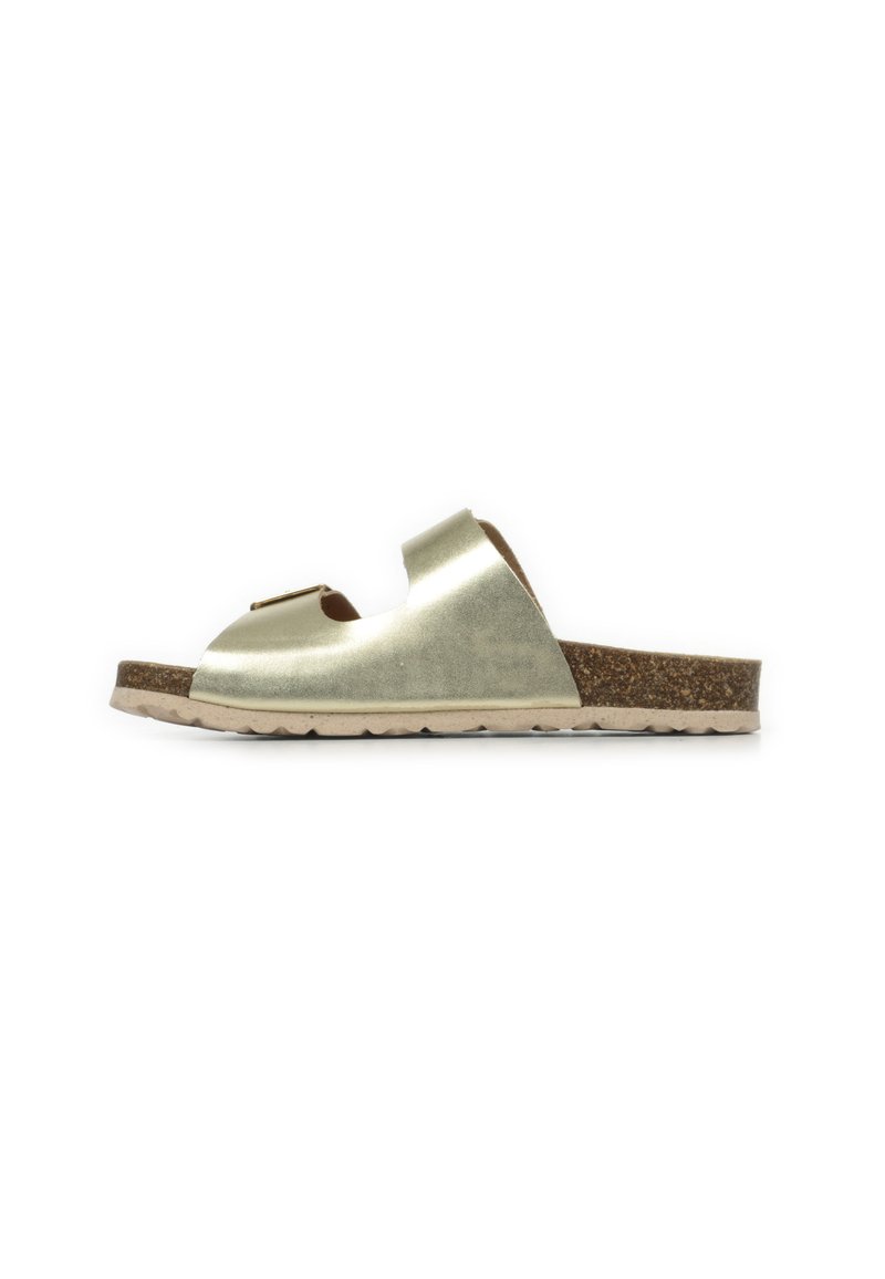 Sandal in metallo dorato con fodera in sughero, punta aperta e design a fascia larga. Presenta una parte superiore testurizzata e una suola curvata.
