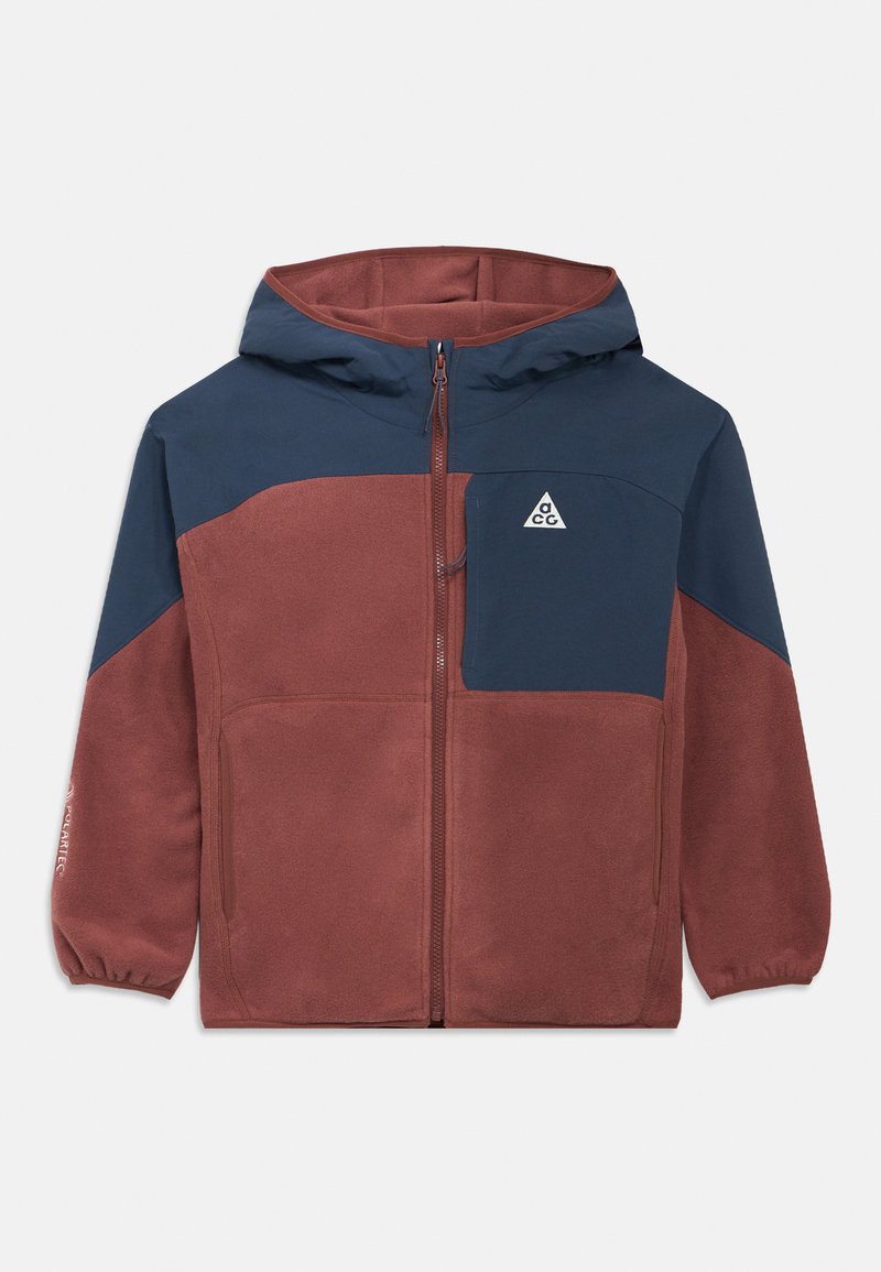 Giacca in pile rossa e blu navy con cappuccio, caratterizzata da una chiusura frontale con cerniera, polsini elasticizzati e una tasca sul petto con un logo triangolare.