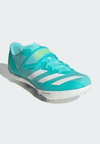 Scarpa da atletica leggera color turchese con tomaia in rete, strisce bianche Adidas e un'etichetta gialla "ADIZERO" sulla fascia. Presenta una suola con punte.