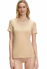 T-shirt beige a maniche corte con scollatura rotonda, realizzato in tessuto morbido, caratterizzato da una texture liscia e un design slim fit.
