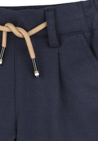 Pantaloni corti intrecciati blu navy con vita elasticizzata, caratterizzati da un laccio beige con accenti metallici neri e argento.