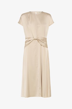 Beige szatén midi ruha rövid ujjakkal, kerek nyakkivágással és a deréknál összehúzott csavart résszel.