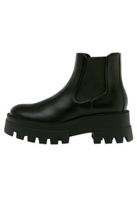 Bottes en cuir noir à la cheville avec un bout arrondi, des panneaux latéraux élastiques et une semelle épaisse en caoutchouc rainurée pour une meilleure adhérence.