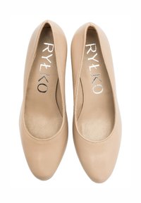Beżowe skórzane baleriny z okrągłym noskiem, o gładkiej fakturze i minimalistycznym designie. Wewnątrz widoczne logo RYŁKO.