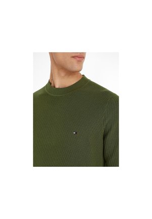 Grüner, strukturierten Pullover mit Rundhalsausschnitt und kleinem Logo auf der linken Brust. Er hat einen gerippten Kragen und lange Ärmel.