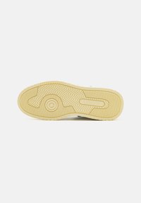 Lacoste Sport LT 125  - Športni copati - white/light yellow