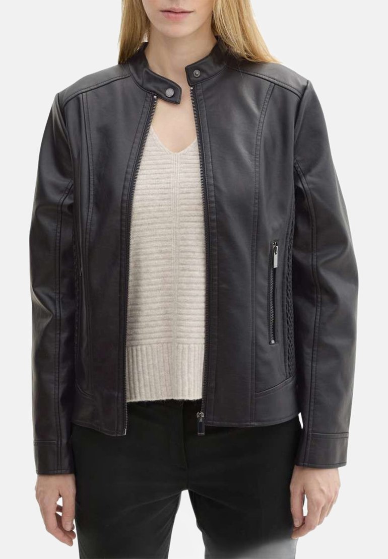 Veste en cuir noir avec col montant, fermeture éclair frontale et poches zippées sur les côtés. Présente une texture lisse et une coupe ajustée avec des détails aux épaules.