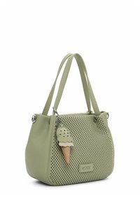 Sac à main perforé vert clair avec doubles poignées et un pendentif en forme de cornet de glace attaché près du haut.