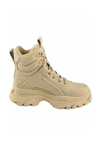 Botas altas beige que presentan un exterior de tela texturizada, cierre de cordones, cuello acolchado y una suela de goma robusta con un dibujo pronunciado.