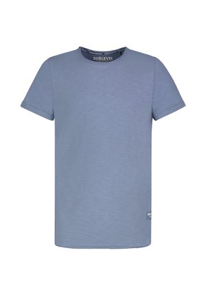 Schlichtes hellblaues T-Shirt mit kurzen Ärmeln, Rundhalsausschnitt und kleinem Stoffetikett nahe dem unteren Saum auf der linken Seite.