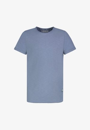 Schlichtes hellblaues T-Shirt mit kurzen Ärmeln, Rundhalsausschnitt und kleinem Stoffetikett nahe dem unteren Saum auf der linken Seite.
