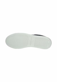 Schuhsohle aus weißem Gummi mit strukturierten Grip-Mustern und Branding. Die Form ist flach mit einer glatten Oberfläche.