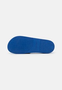 Calvin Klein POOL SLIDE  - Strandpapucsok és -szandálok - delta blue