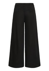 Pantalons larges noirs en tissu lisse, dotés d'une taille haute, de deux poches arrière et d'un design épuré et minimaliste.