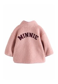 Rosa Fleece-Pullover mit hohem Kragen, der den Text "MINNIE" in dunklem Burgunderrot zeigt. Weicher Stoff, oversized Ärmel und pinke Akzente.