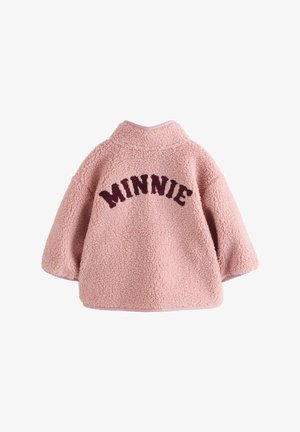 Pulóver de forro polar rosa con un cuello alto, que presenta el texto "MINNIE" en burdeos oscuro. Textura suave, mangas oversize y ribetes rosas.