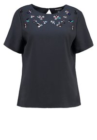 Top nero a maniche corte in tessuto liscio con ricami floreali di vari colori attorno al collo e un'apertura a chiave sul retro.