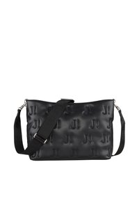 Bolso de mano cruzado de cuero negro con patrón de logo en relieve, correa ajustable y herrajes en tono plateado. Textura suave con forma rectangular plana.