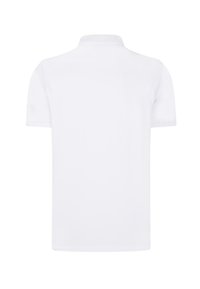 Polo de manga corta blanca con cuello clásico y tejido suave y ligero. Sin logotipos ni patrones visibles en la parte de atrás.
