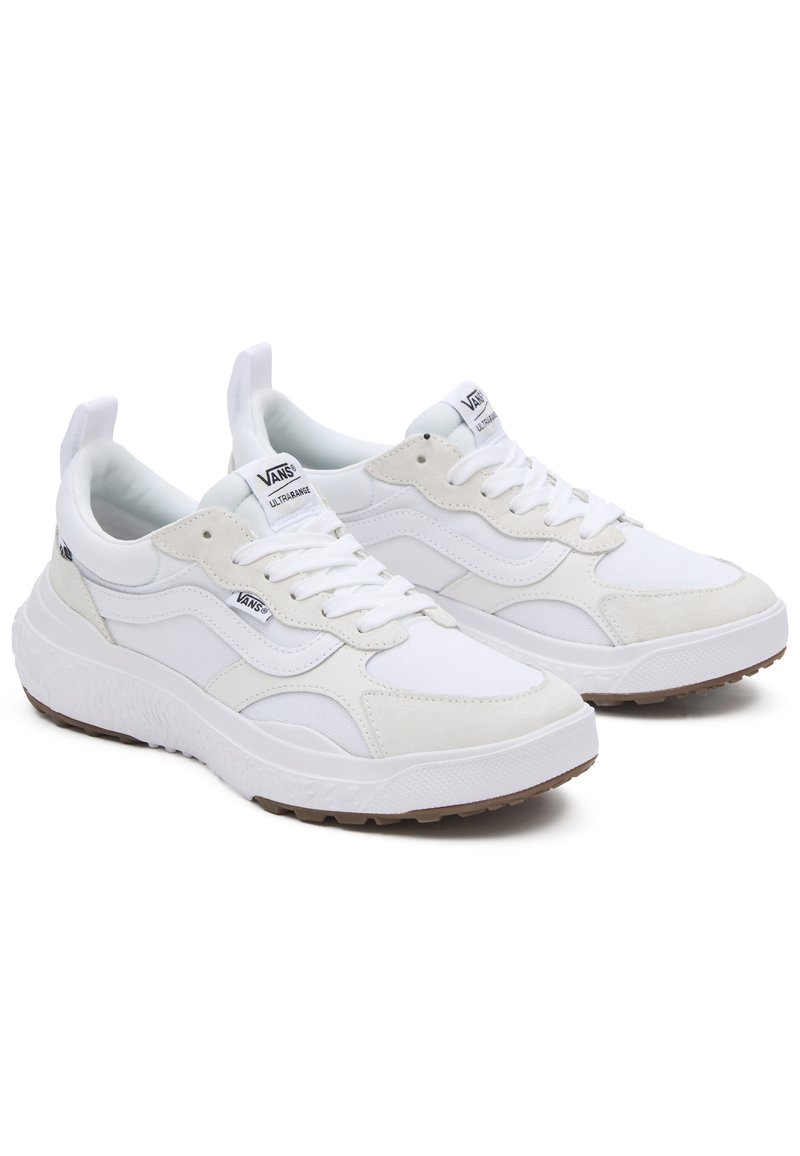 Zapatillas blancas con una combinación de cuero liso y acentos de ante texturizado. Suela gruesa y cuello acolchado para mayor comodidad. Suela exterior de goma marrón.
