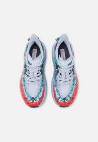 HOKA SPEEDGOAT 6 UNISEX - Terepfutó cipők - gull/stormy skies