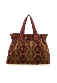Borsa a mano marrone con motivo, dettagli in rosso e oro, tessuto strutturato, manici in pelle e dettaglio a cintura vicino alla parte superiore.