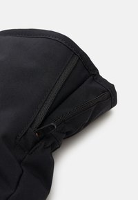 Gant en tissu noir avec une texture lisse, doté d'une fermeture éclair et d'un design à poignet froncé pour un ajustement snug.