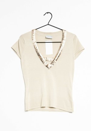 Beige korte mouwen top met een V-hals versierd met metalen accenten. Zachte textuur, slanke pasvorm en rechte zoom. Label bevestigd.