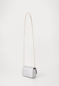 Srebrna torba za crossbody sa teksturiranim finišom, pravokutnim oblikom i zlatnom lancem za nošenje. Ima sigurno zatvaranje na preklop i minimalistički dizajn.