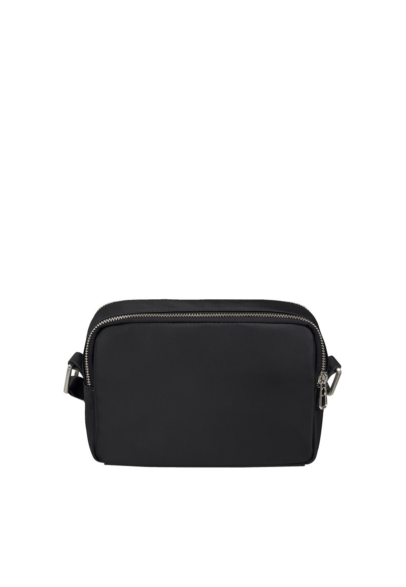 Schwarze Nylon-Crossbody-Tasche in rechteckiger Form, mit einem silbernen Reißverschluss und verstellbarem Trageriemen. Glatte Textur, keine sichtbaren Muster.