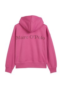 Różowa bluza z kapturem z kieszenią kangurką z przodu, ściągaczami przy mankietach i u dołu oraz dużym logo "Marc O'Polo" na plecach w ciemnoszarym kolorze.